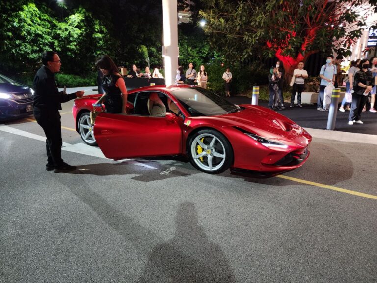 What are the Proper Etiquette to Follow When Using Valet Services